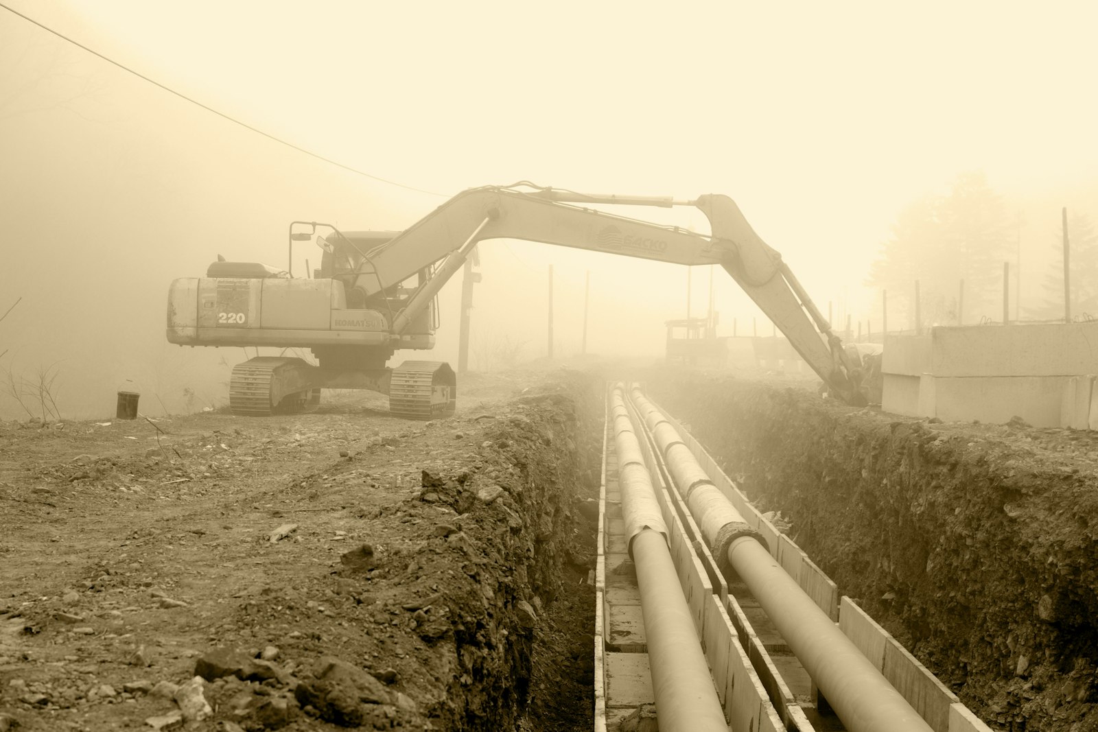 Pose de canalisations de gros diamètre sur un chantier de réseau