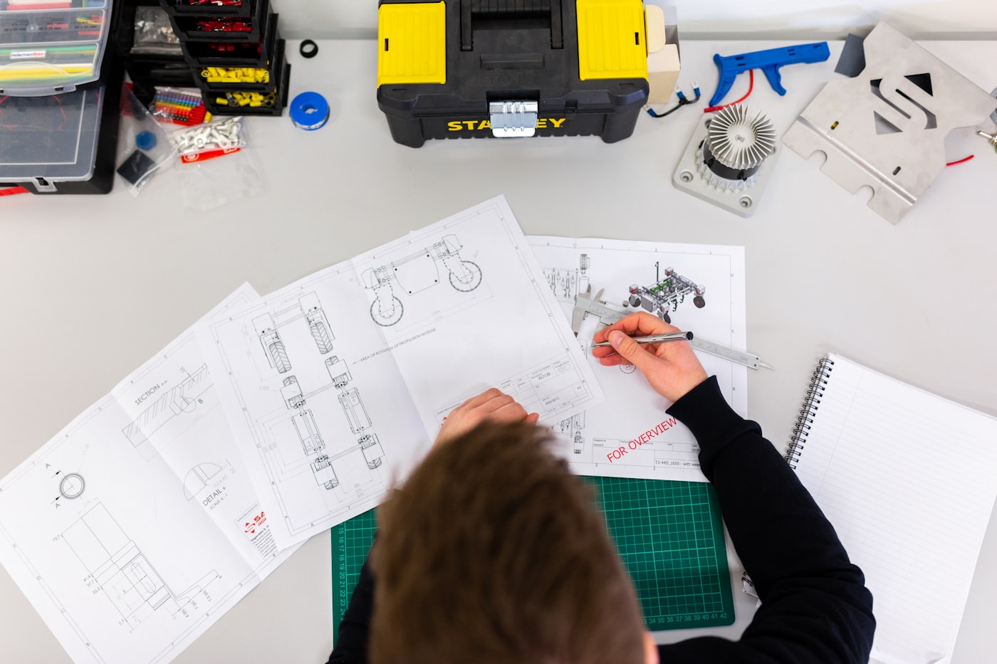 Bureau d'études : plans techniques en cours d'élaboration